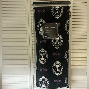 NWT Betsey Johnson Spooky Framed Skull Ultra Soft Plush Throw